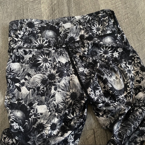 Lululemon black floral crop leggings - Picture 6 of 10